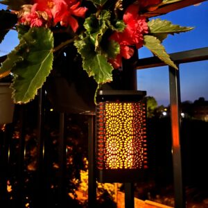 Solarna viseča vrtna svetilka laterna IP44 imitacija plamena 15cm 19 a lantern with a candle on it
