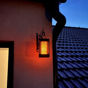 Solarna viseča vrtna svetilka laterna IP44 imitacija plamena 15cm 20 a light on a wall
