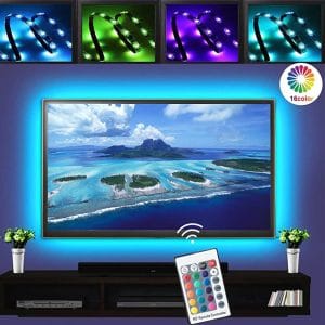 RGB LED svetlobni trakovi nameščeni na zadnji strani televizorja v temi