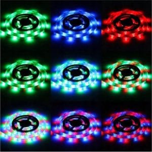 RGB LED trak navit na kolutu oddaja pisano svetlobo v temi