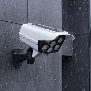 Bela solarna lažna nadzorna kamera in svetilka s senzorjem gibanja