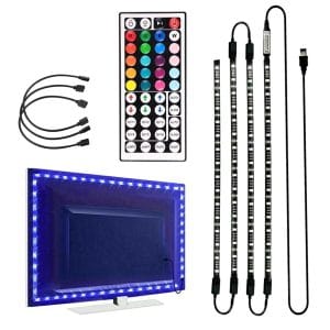 RGB LED trakovi nameščeni na zadnji strani televizorja oddajajo modro svetlobo