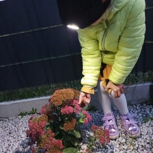 Črna pletena zimska kapa z vgrajeno svetlečo LED svetilko na sprednji strani