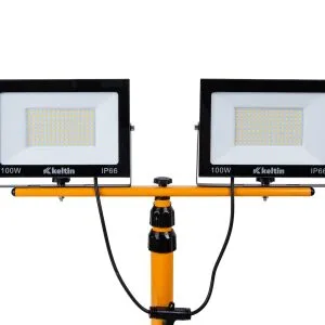Dva LED reflektorja na rumenem raztegljivem stativu na beli podlagi