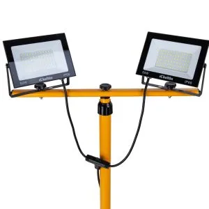 Dva LED gradbena reflektorja na rumenem raztegljivem stativu