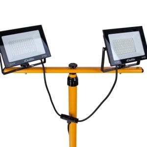 Dva LED gradbena reflektorja na rumenem raztegljivem stativu s kablom