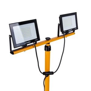 Dva LED reflektorja na rumenem stativu za gradbišča