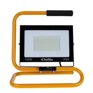 Črn LED gradbeni reflektor s rumenim nosilcem na beli podlagi