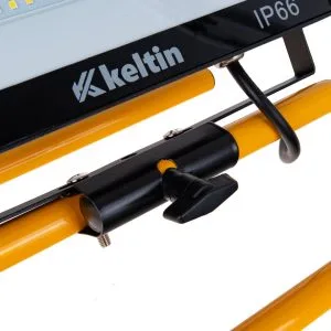 Projecteur LED industriel noir avec support jaune sur fond blanc