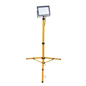 100W SMD LED gradbeni reflektor na rumenom stativu v delavnici