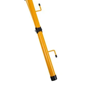 Sarı bir tripoda monte edilmiş LED inşaat spot ışığı parlak beyaz ışık yayıyor.