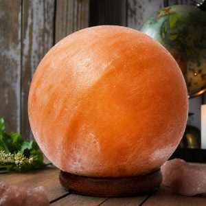 Okrogla namizna himalajska solna lučka 3kg ionizator 15W 19 Okrogla himalajska solna lučka na leseni podlagi oddaja toplo oranžno svetlobo